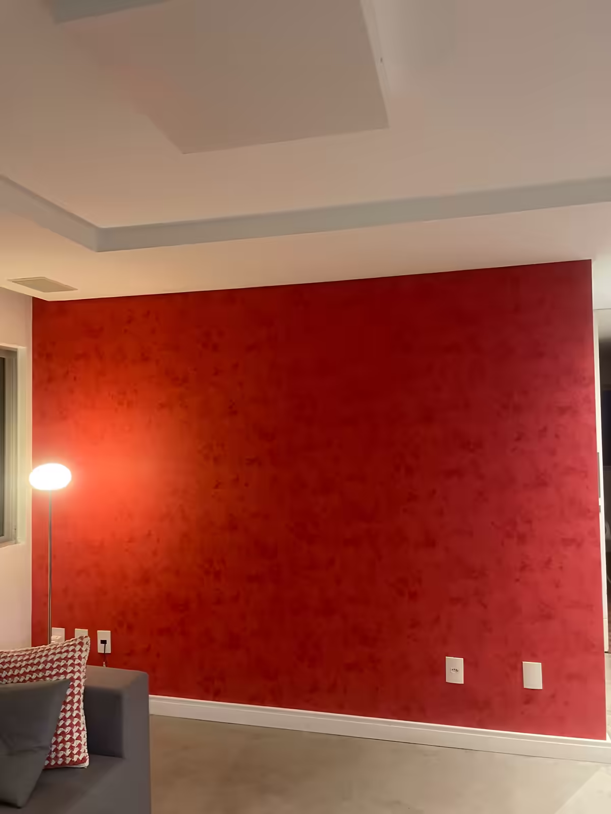 Parede com acabamento decorativo aveludado vermelho