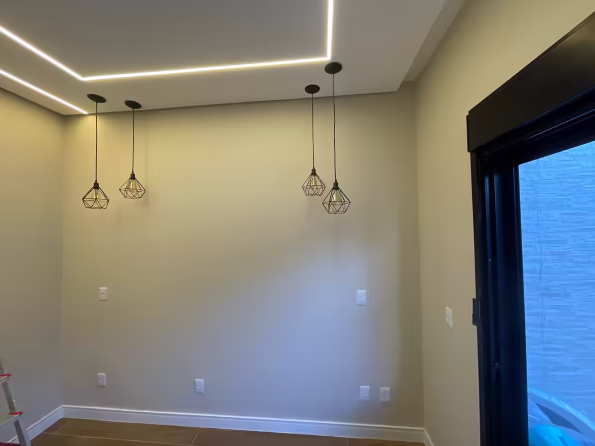 Quarto contemporâneo com papel de parede neutro